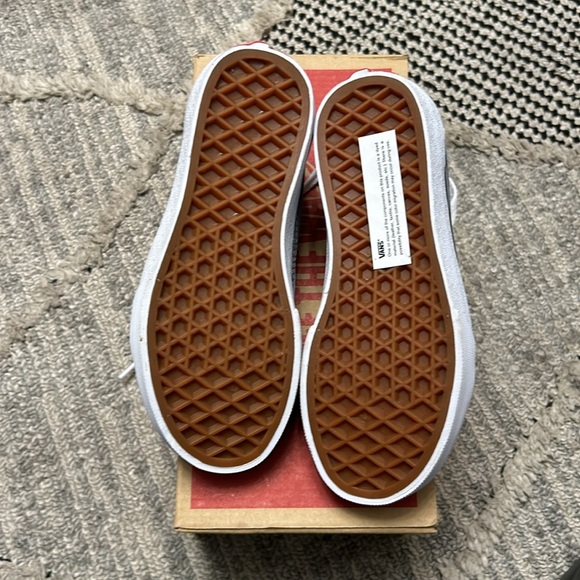 Brand new with box - Picture 3 of 3